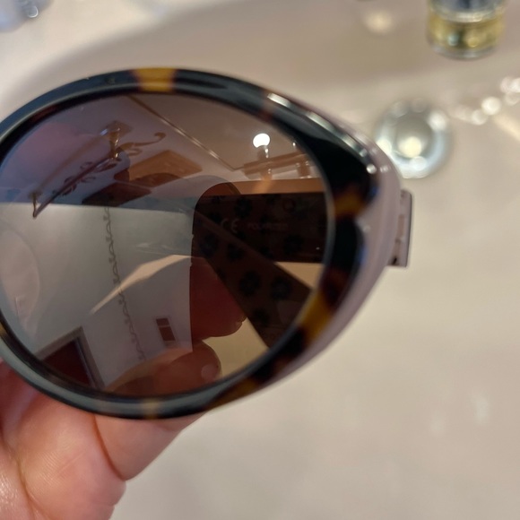 Kate spade sunglasses new in case. Just got in. come with a free designer gift - Picture 3 of 9